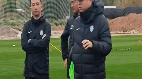 兹维列夫甜蜜拥吻新欢，前女友点赞引网友热议